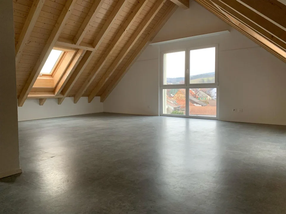 Grosse, helle Maisonette-Wohnung mit Balkon