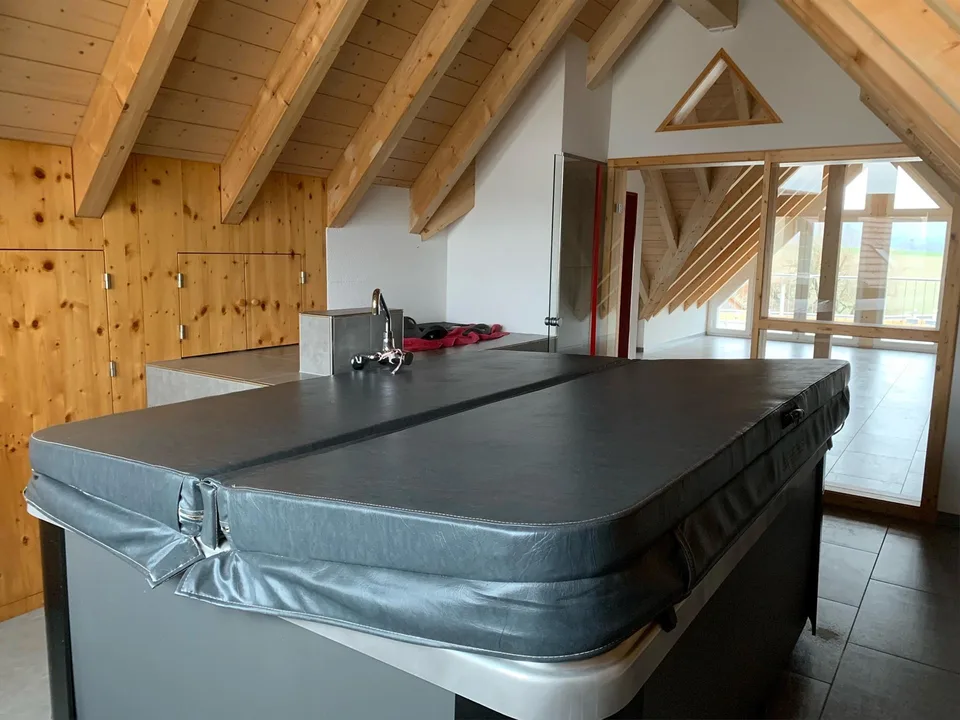 Grosse, helle Maisonette-Wohnung mit Balkon