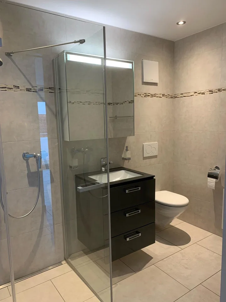 Grosse, helle Maisonette-Wohnung mit Balkon