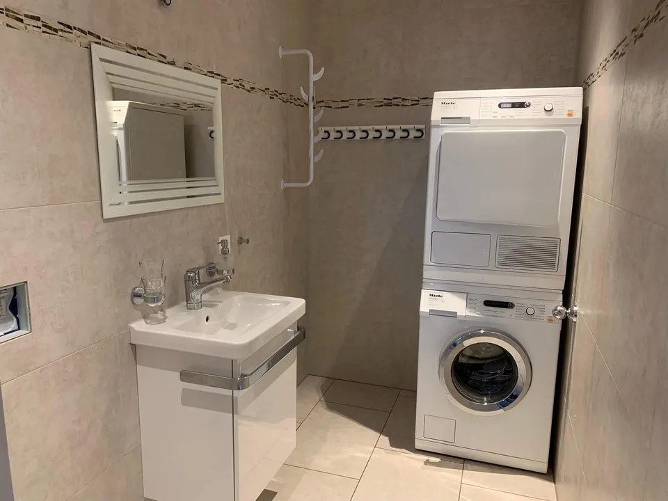 Grosse, helle Maisonette-Wohnung mit Balkon