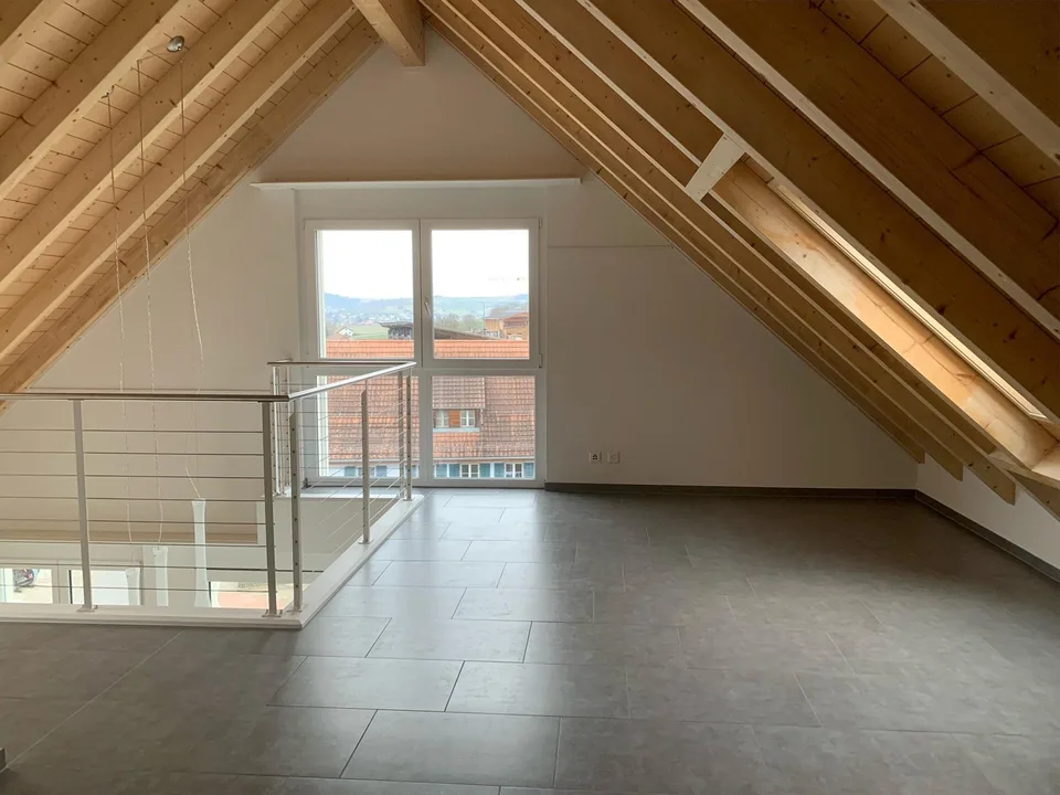 Grosse, helle Maisonette-Wohnung mit Balkon