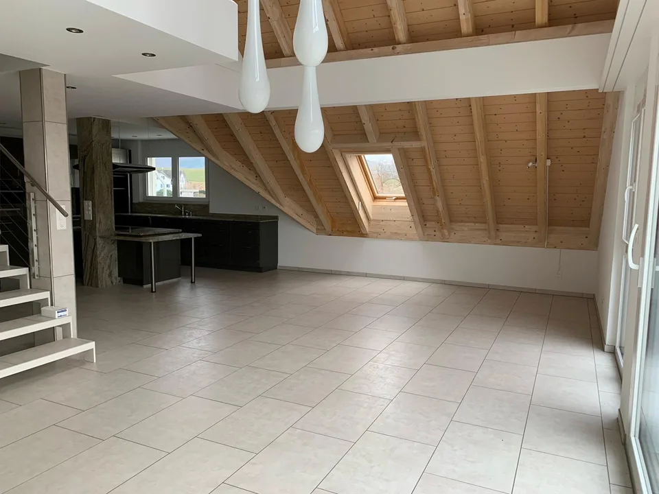 Grosse, helle Maisonette-Wohnung mit Balkon