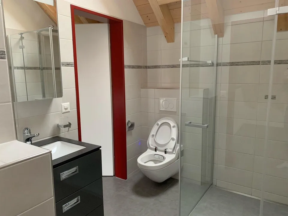 Grosse, helle Maisonette-Wohnung mit Balkon