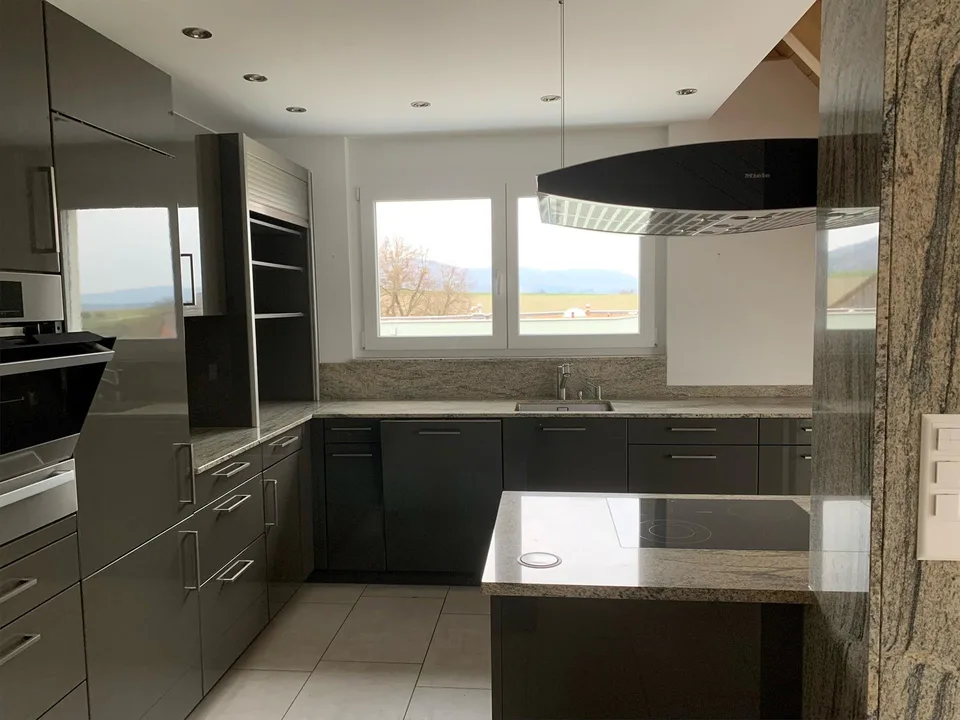 Grosse, helle Maisonette-Wohnung mit Balkon