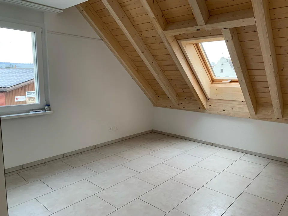 Grosse, helle Maisonette-Wohnung mit Balkon