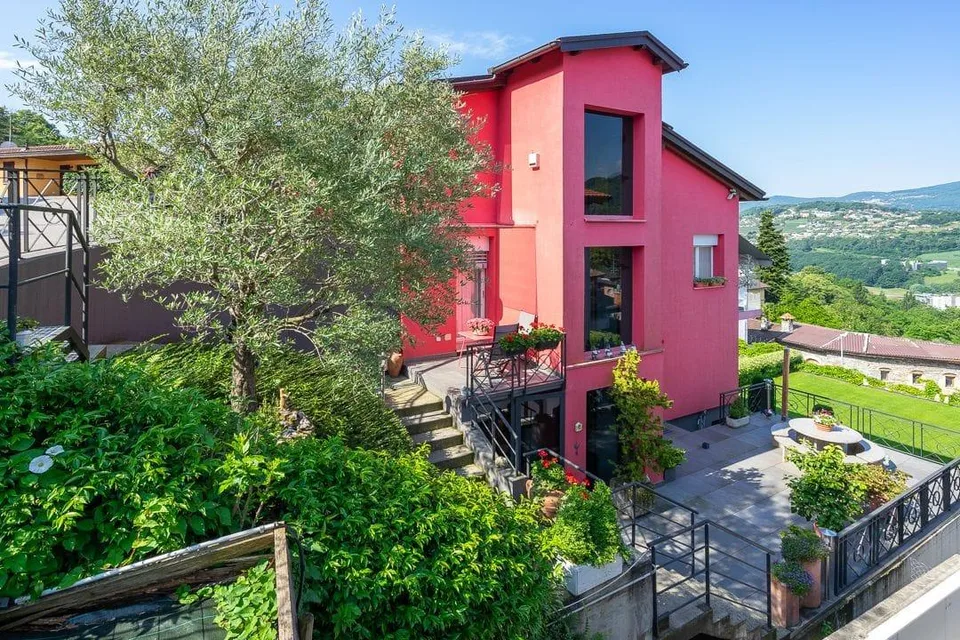 Villa 5.5 locali con vista e giardino a Davesco-Soragno
