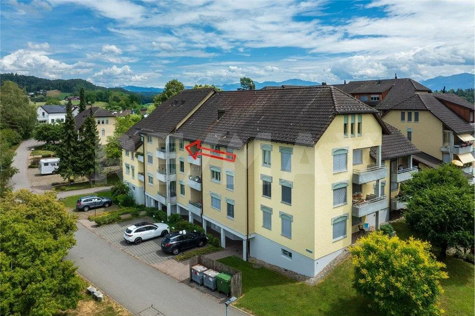Vivere tranquillamente in un quartiere residenziale soleggiato
