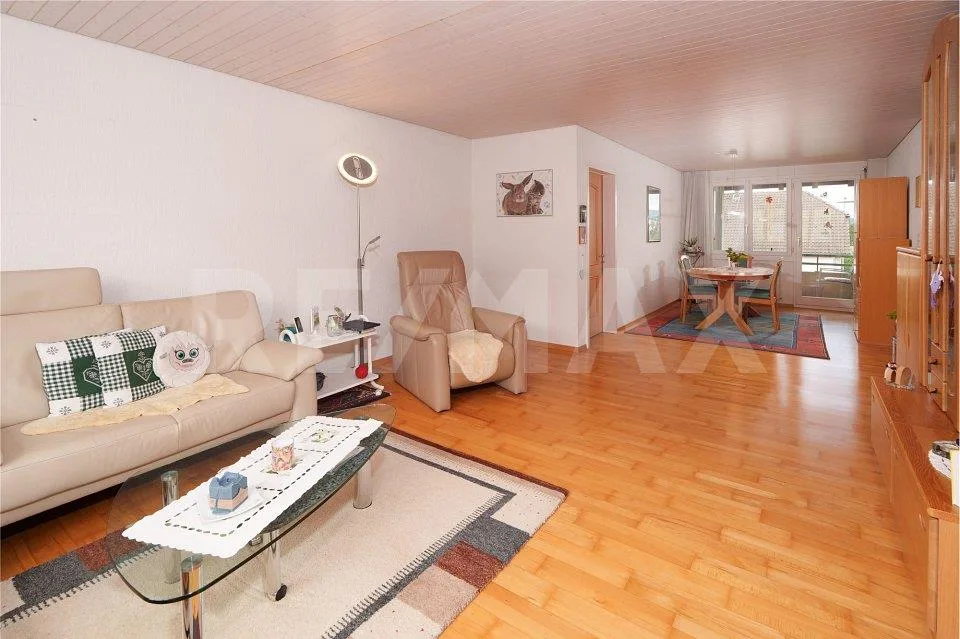 Vivere tranquillamente in un quartiere residenziale soleggiato