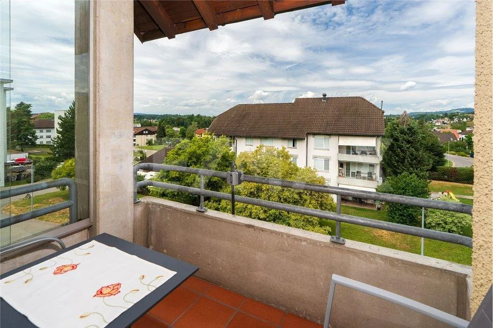 Vivere tranquillamente in un quartiere residenziale soleggiato