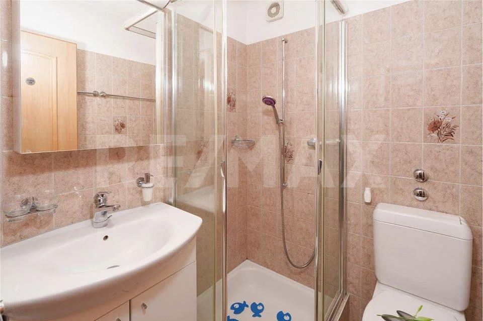 Vivere tranquillamente in un quartiere residenziale soleggiato