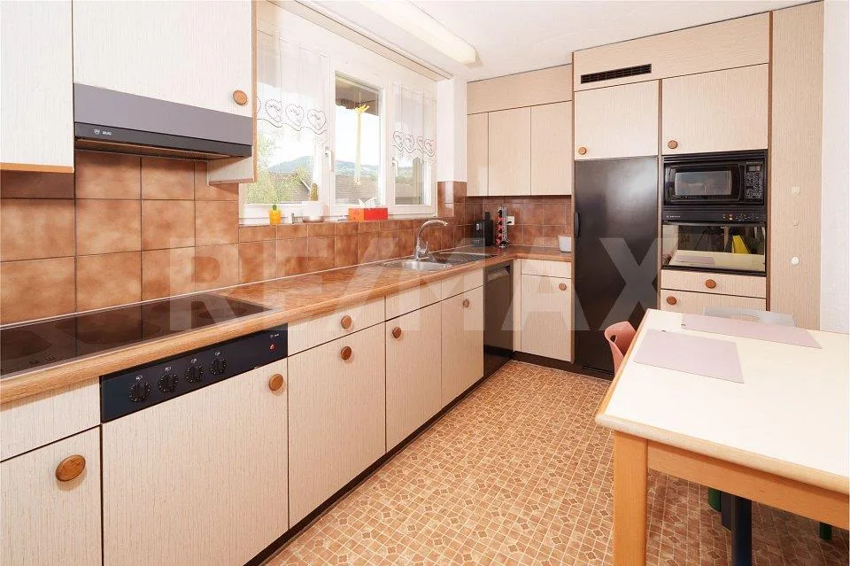 Vivere tranquillamente in un quartiere residenziale soleggiato