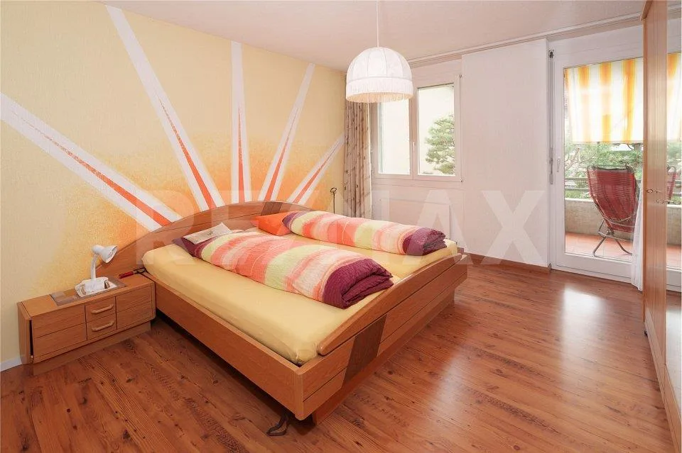 Vivere tranquillamente in un quartiere residenziale soleggiato