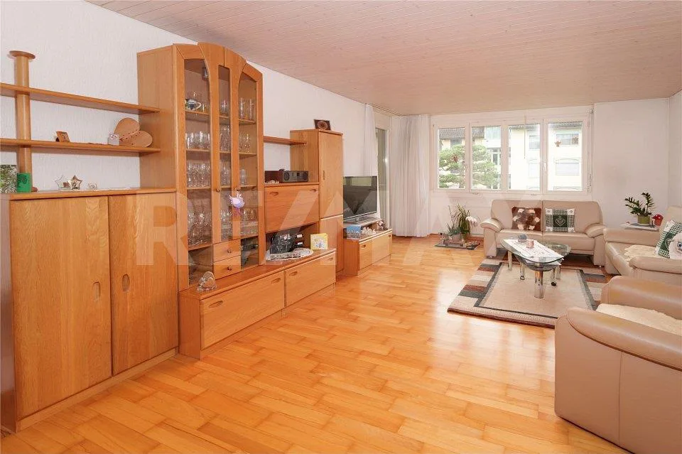 Vivere tranquillamente in un quartiere residenziale soleggiato