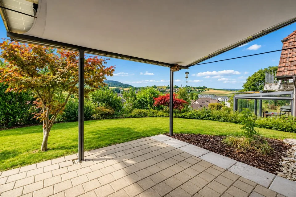 Villa di campagna esclusiva con torre su pendio sud-ovest soleggiato, a soli 30 minuti da Zurich HB