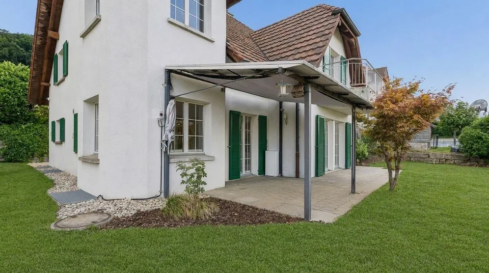 Villa di campagna esclusiva con torre su pendio sud-ovest soleggiato, a soli 30 minuti da Zurich HB
