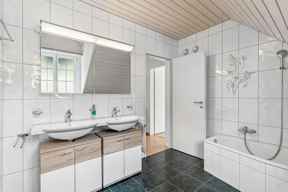 Villa di campagna esclusiva con torre su pendio sud-ovest soleggiato, a soli 30 minuti da Zurich HB