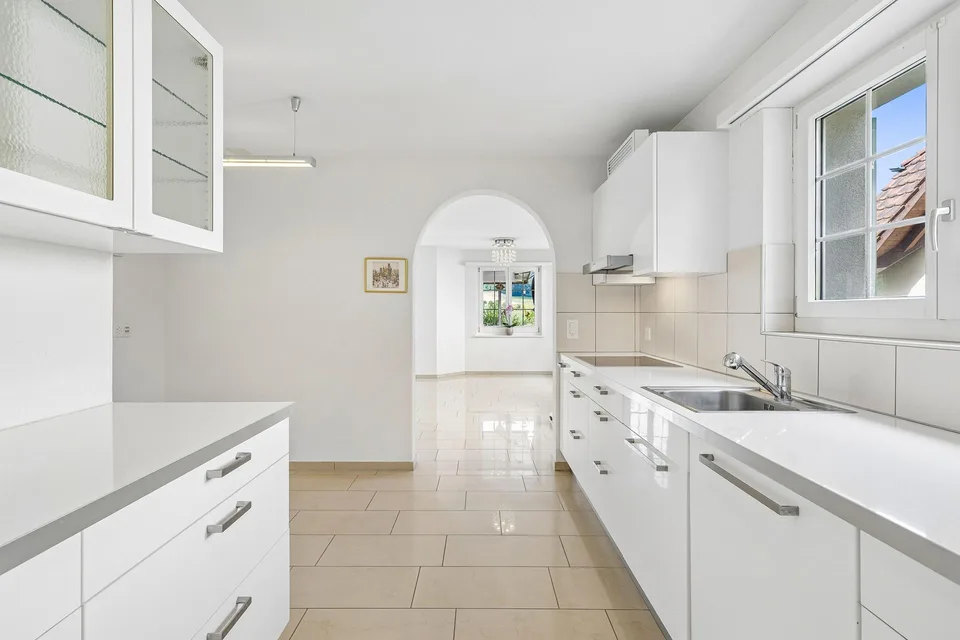 Villa di campagna esclusiva con torre su pendio sud-ovest soleggiato, a soli 30 minuti da Zurich HB