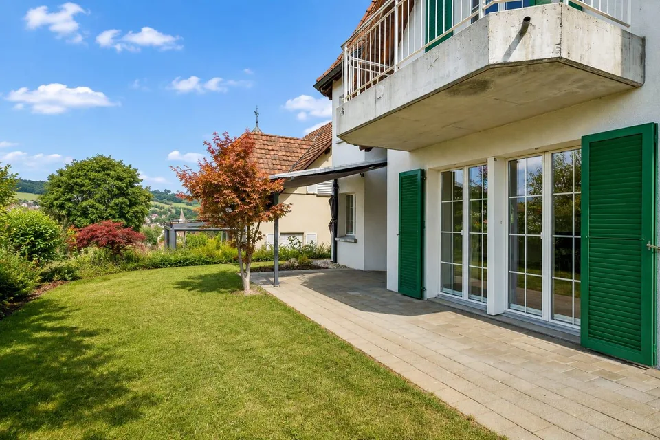 Villa di campagna esclusiva con torre su pendio sud-ovest soleggiato, a soli 30 minuti da Zurich HB