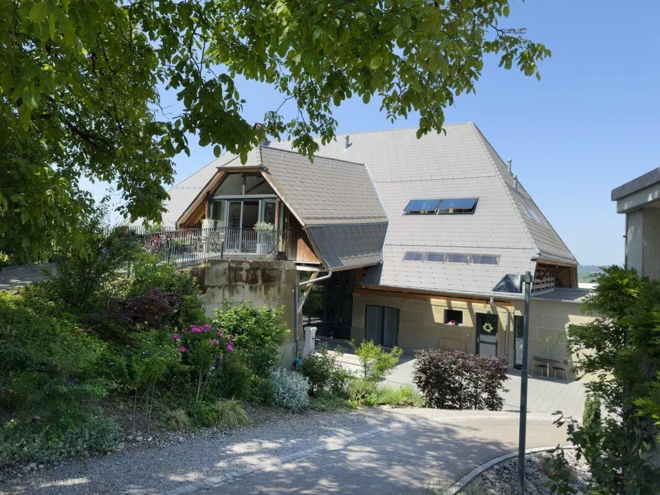 Exklusive Loftwohnung mit sonnigen Aussenräumen, unverbaubarer Aussicht, XXL-Garage und gedecktem Aussenparkplatz