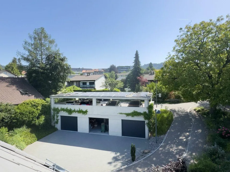 Exklusive Loftwohnung mit sonnigen Aussenräumen, unverbaubarer Aussicht, XXL-Garage und gedecktem Aussenparkplatz