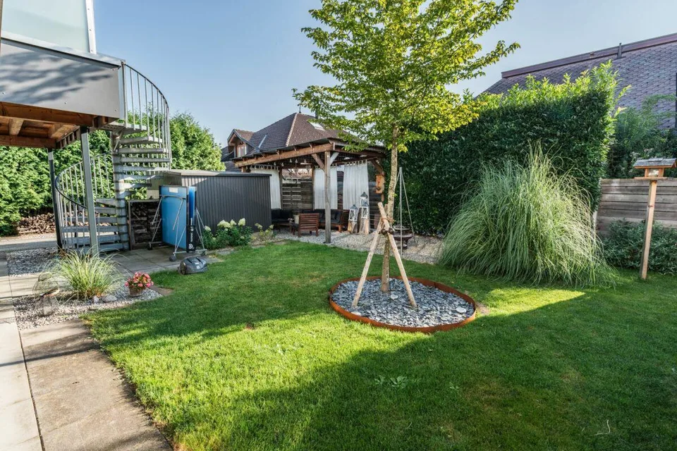 Grosszügiges 8-Zimmer-Einfamilienhaus mit Einliegerwohnung, Garten und grosser Terrasse