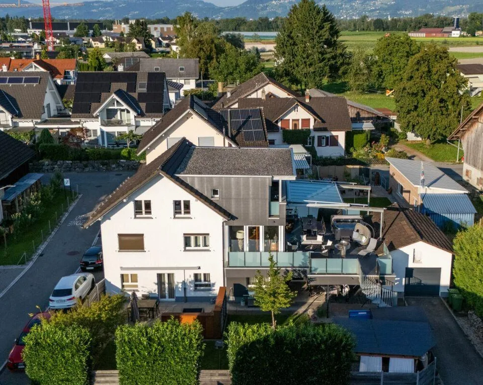Grosszügiges 8-Zimmer-Einfamilienhaus mit Einliegerwohnung, Garten und grosser Terrasse