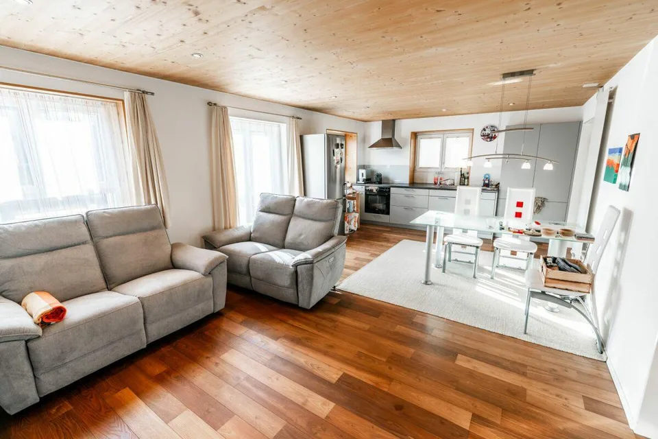 Grosszügiges 8-Zimmer-Einfamilienhaus mit Einliegerwohnung, Garten und grosser Terrasse