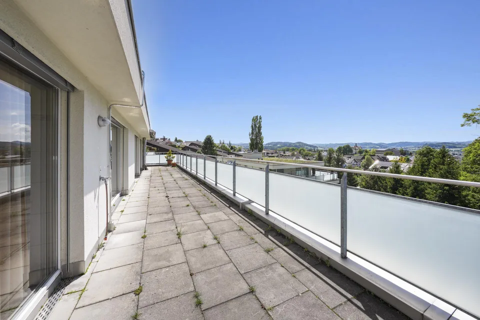 Grosszügige Attikawohnung mit beeindruckender Rundumterrasse