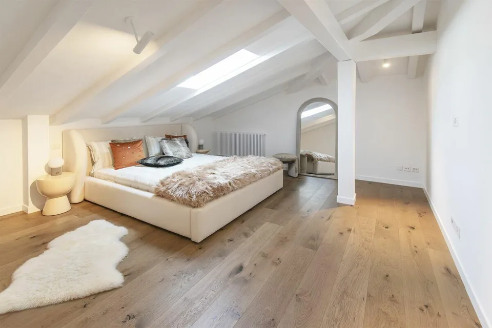 Elegante, lichtdurchflutete Maisonette mit Kamin in Ascona | Elegante duplex luminoso con camino ad Ascona