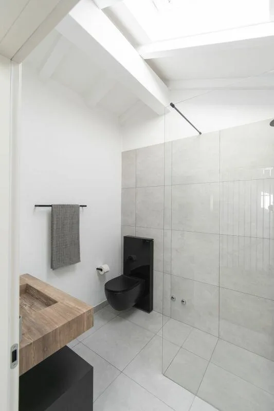 Elegante, lichtdurchflutete Maisonette mit Kamin in Ascona | Elegante duplex luminoso con camino ad Ascona