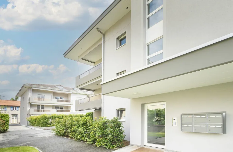 Elegante, lichtdurchflutete Maisonette mit Kamin in Ascona | Elegante duplex luminoso con camino ad Ascona