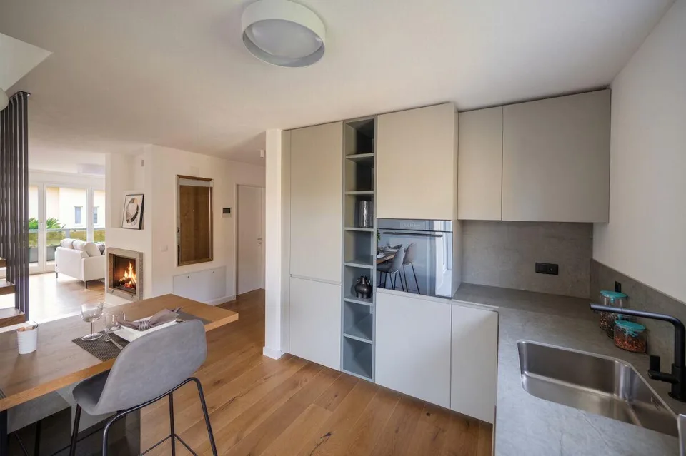 ASCONA - Exklusive Maisonette mit Cheminée, sonnigen Terrassen & nur 6 Wohneinheiten | Duplex esclusivo con camino, terrazze soleggiate e solo 6 unità abitative