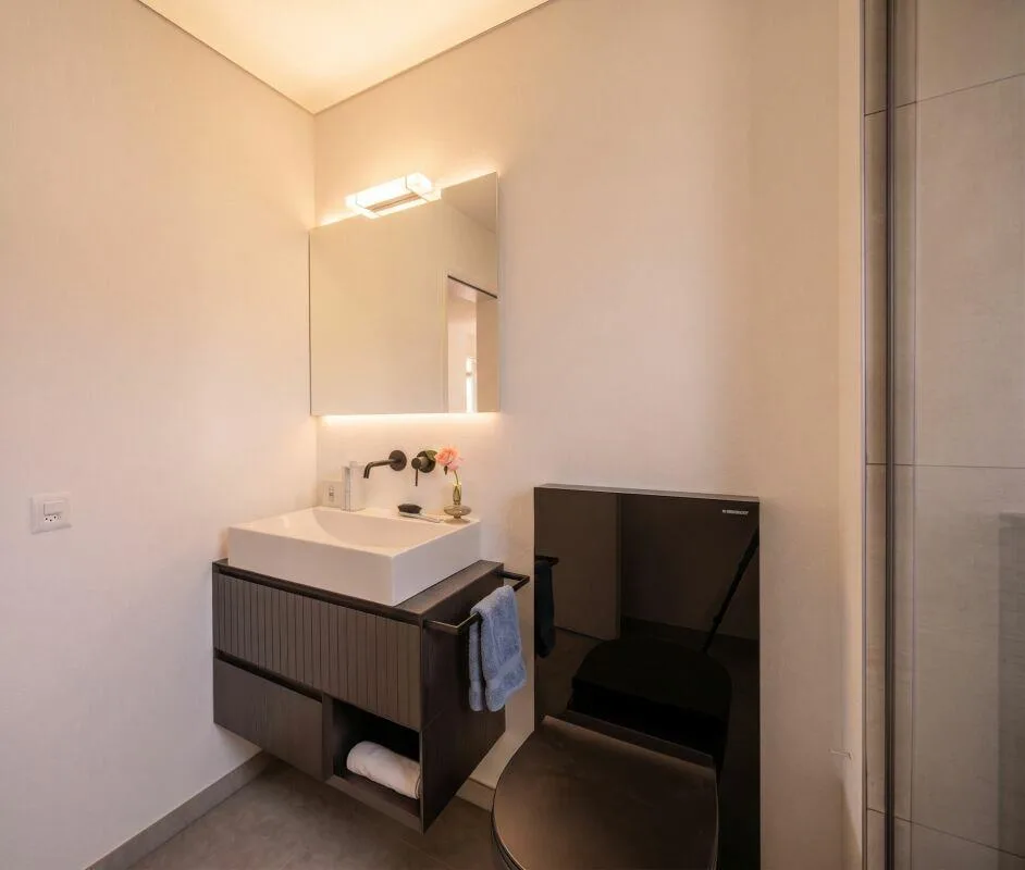 ASCONA - Exklusive Maisonette mit Cheminée, sonnigen Terrassen & nur 6 Wohneinheiten | Duplex esclusivo con camino, terrazze soleggiate e solo 6 unità abitative