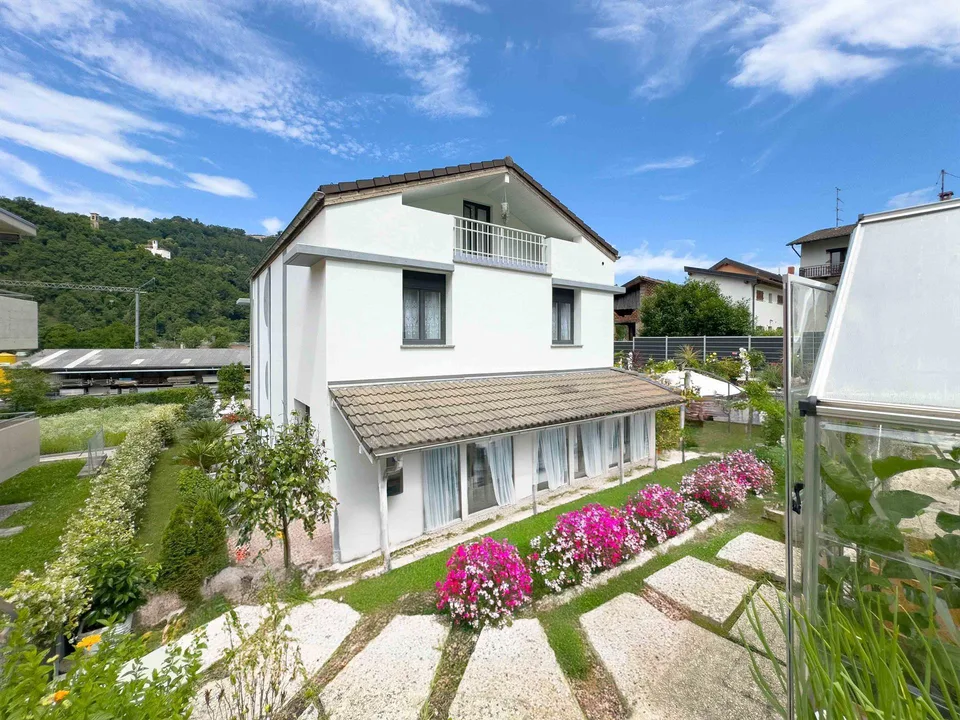 Casa con grande giardino a Figino a poca distanza dal lago