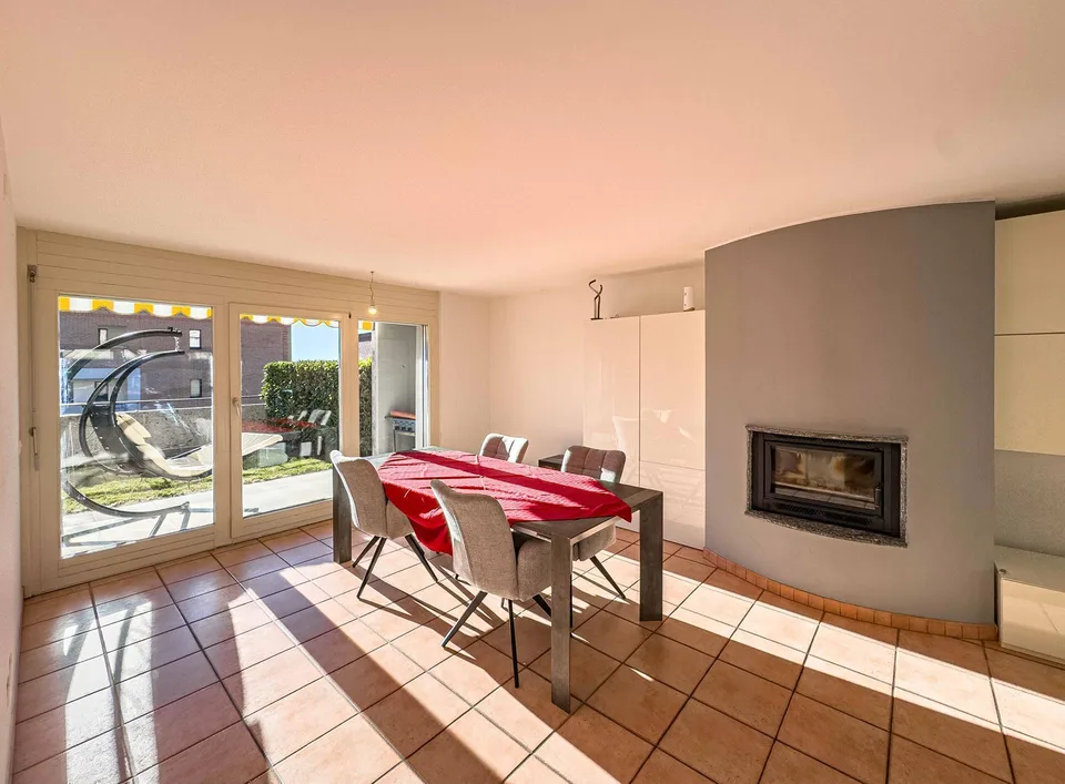 Casa gemella con giardino ad Arzo