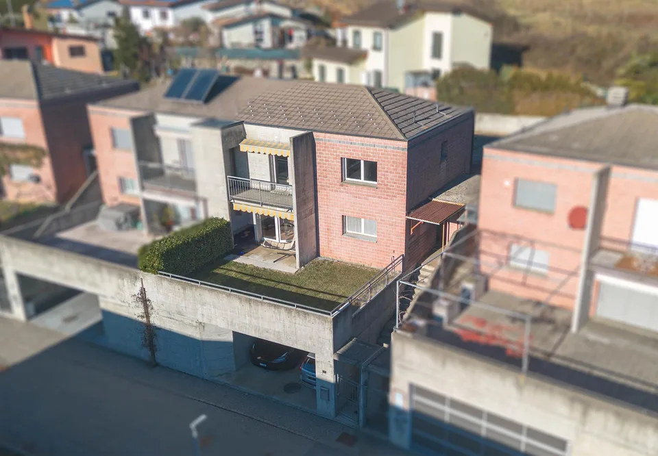 Casa gemella con giardino ad Arzo