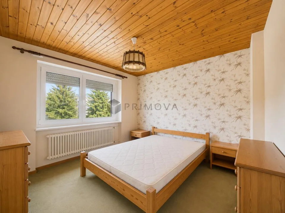 Repräsentatives Anwesen mit Einliegerwohnung, Wintergarten und Swim...