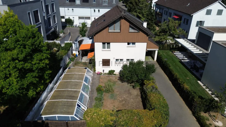 Repräsentatives Anwesen mit Einliegerwohnung, Wintergarten und Swim...