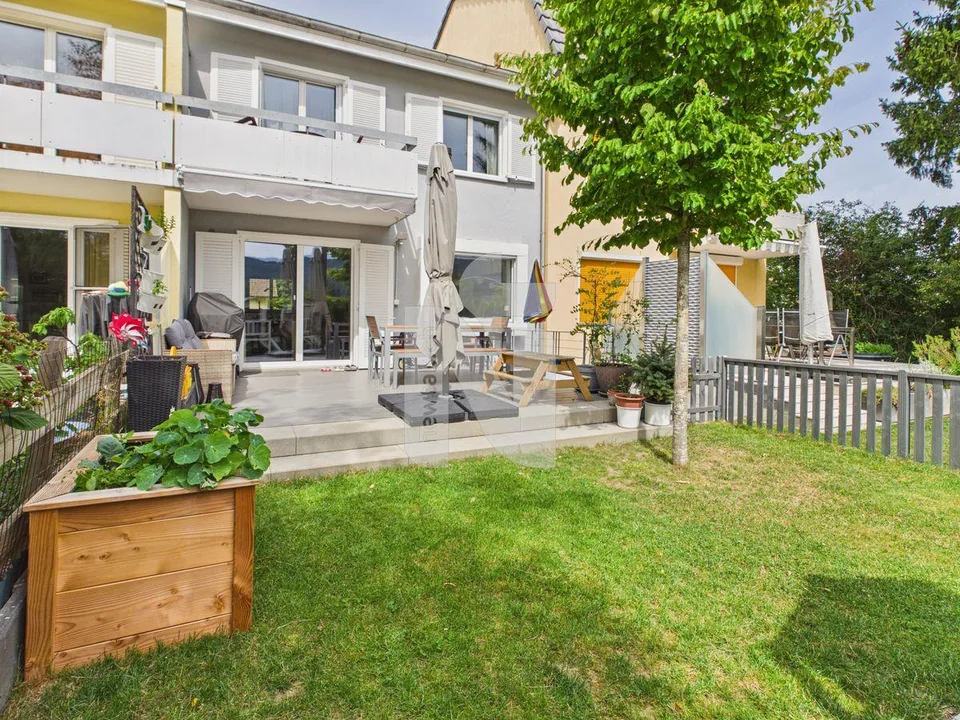 Familienfreundlich, modern und einzugsbereit - mit Garten und Blick ins unverbaubare Grüne