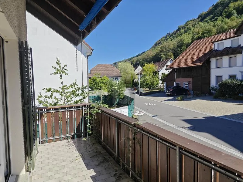 KÜRZLICH RENOVIERT MIT VIEL PLATZ AN IDYLISCHER LAGE