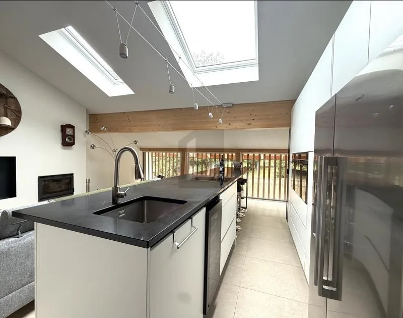 EXKLUSIVES LOFT MIT PRIVATGARTEN UND GARAGE
