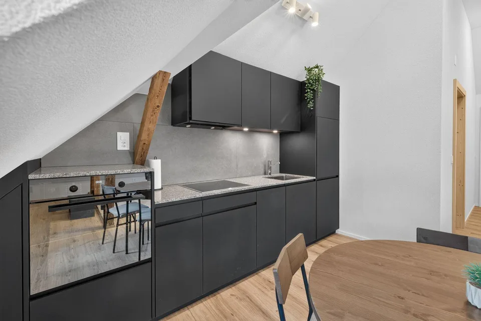 Möblierte Dachwohnung an ruhiger, sonniger Lage