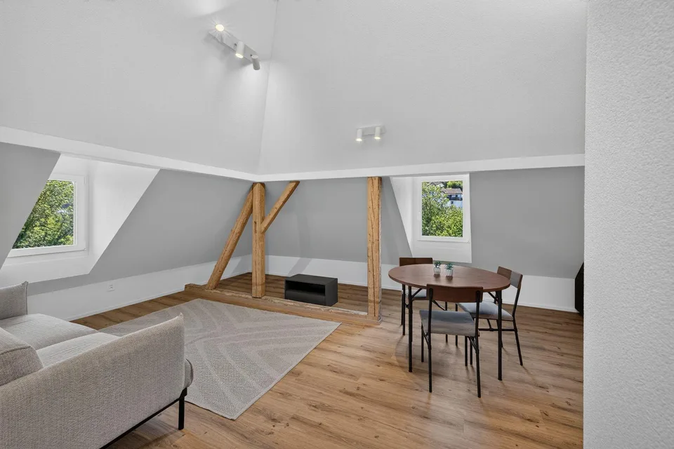 Möblierte Dachwohnung an ruhiger, sonniger Lage