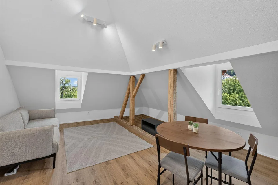 Möblierte Dachwohnung an ruhiger, sonniger Lage