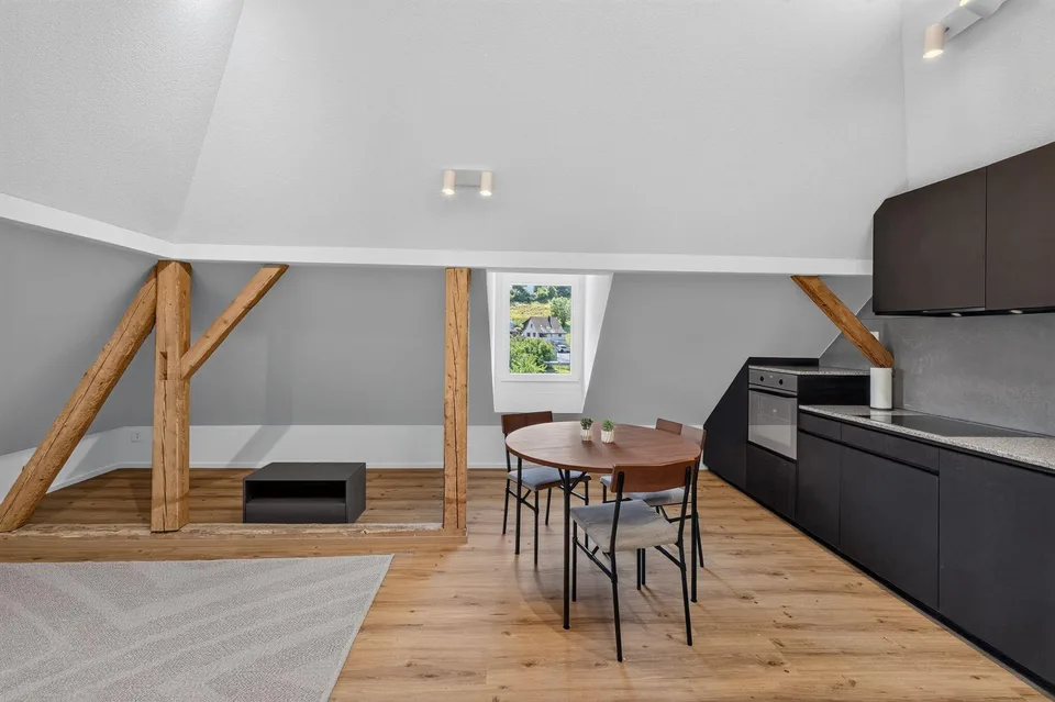Möblierte Dachwohnung an ruhiger, sonniger Lage