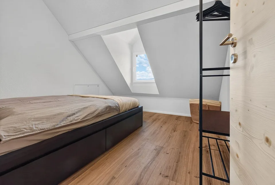 Möblierte Dachwohnung an ruhiger, sonniger Lage