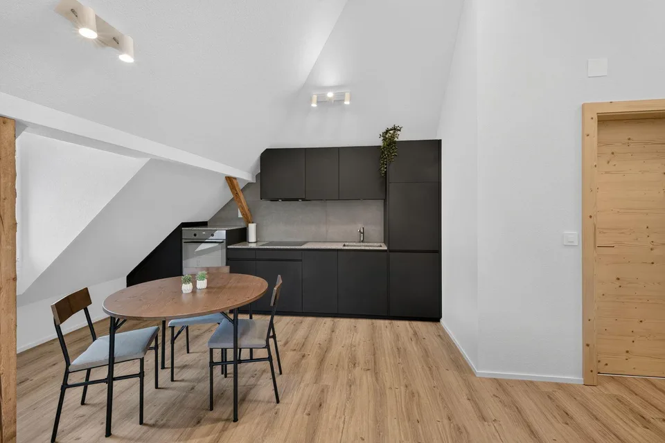 Möblierte Dachwohnung an ruhiger, sonniger Lage