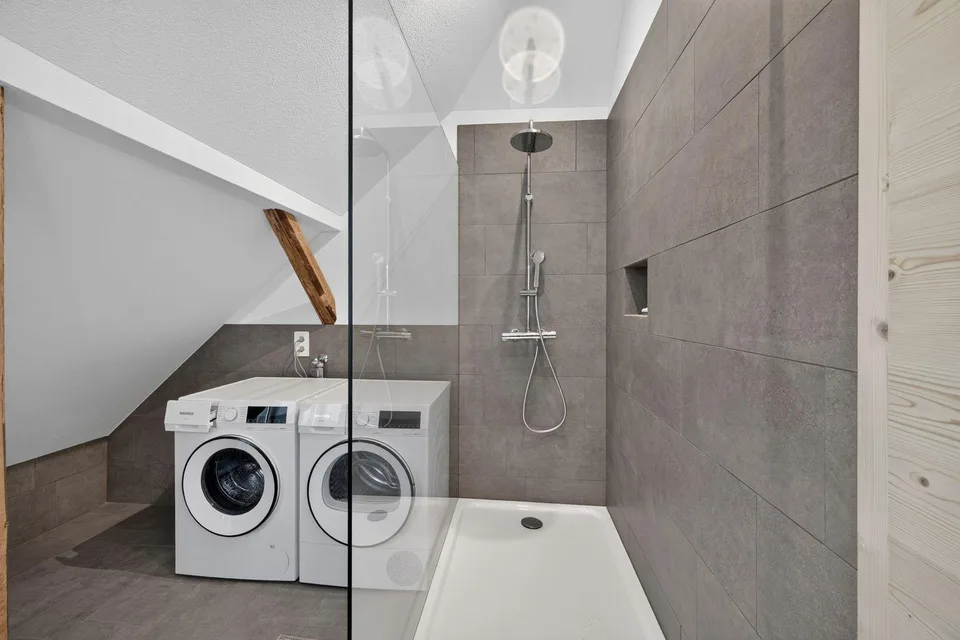 Möblierte Dachwohnung an ruhiger, sonniger Lage