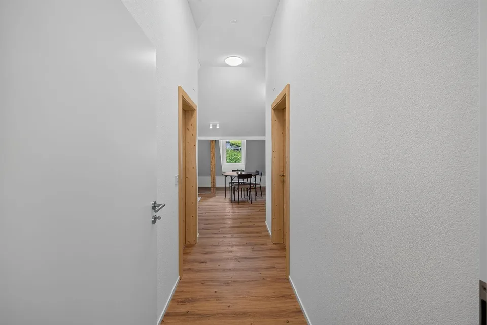 Möblierte Dachwohnung an ruhiger, sonniger Lage