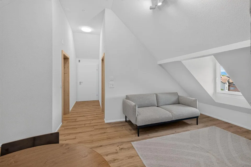 Möblierte Dachwohnung an ruhiger, sonniger Lage